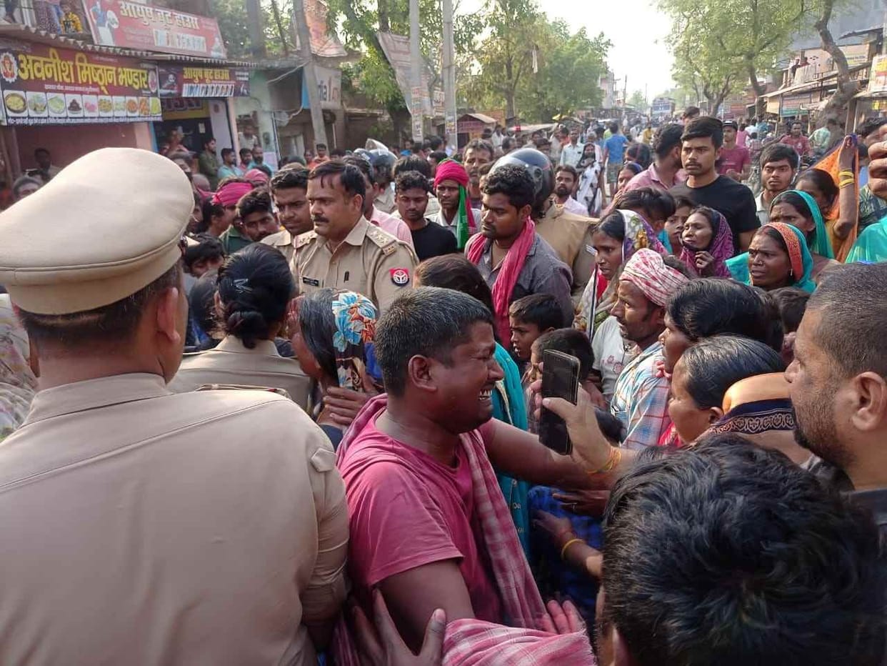 Angry people blocked the death of the injured youth