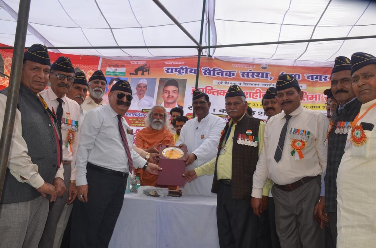 No one can defeat the country which saints and soldiers protect.