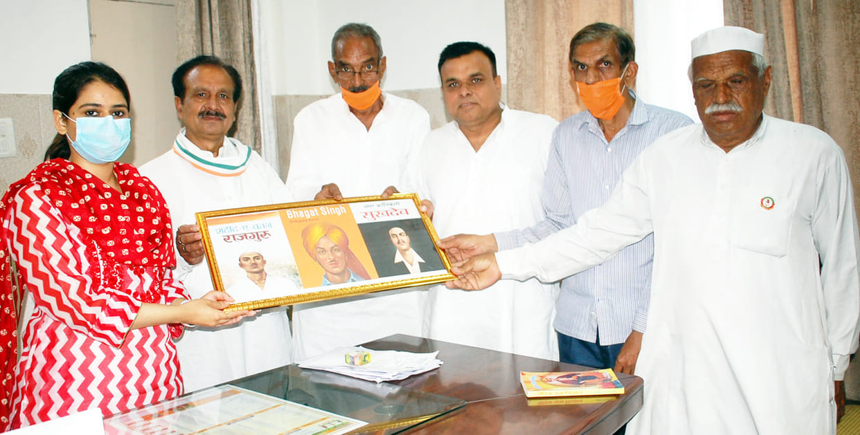 Salute the martyrdom of martyrs by offering flowers