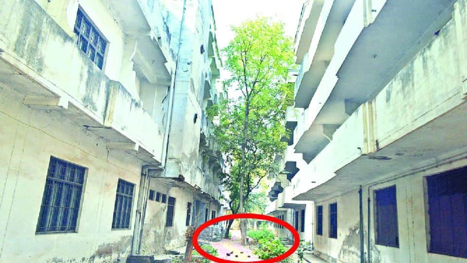 agra student death case police filed FIR against unknown for murder and conspiracy