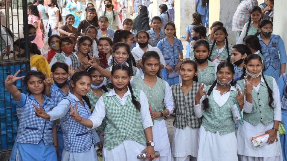UP Board exam more than 12 thousand students absent in the Hindi paper in agra