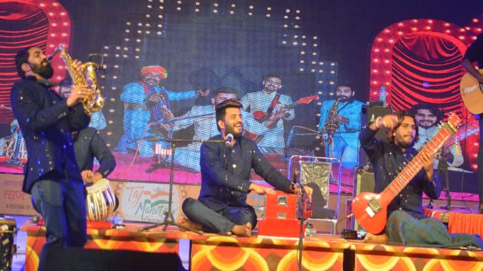 Kacha Badam singer Bhuban Badyakar performed in Taj Mahotsav Agra