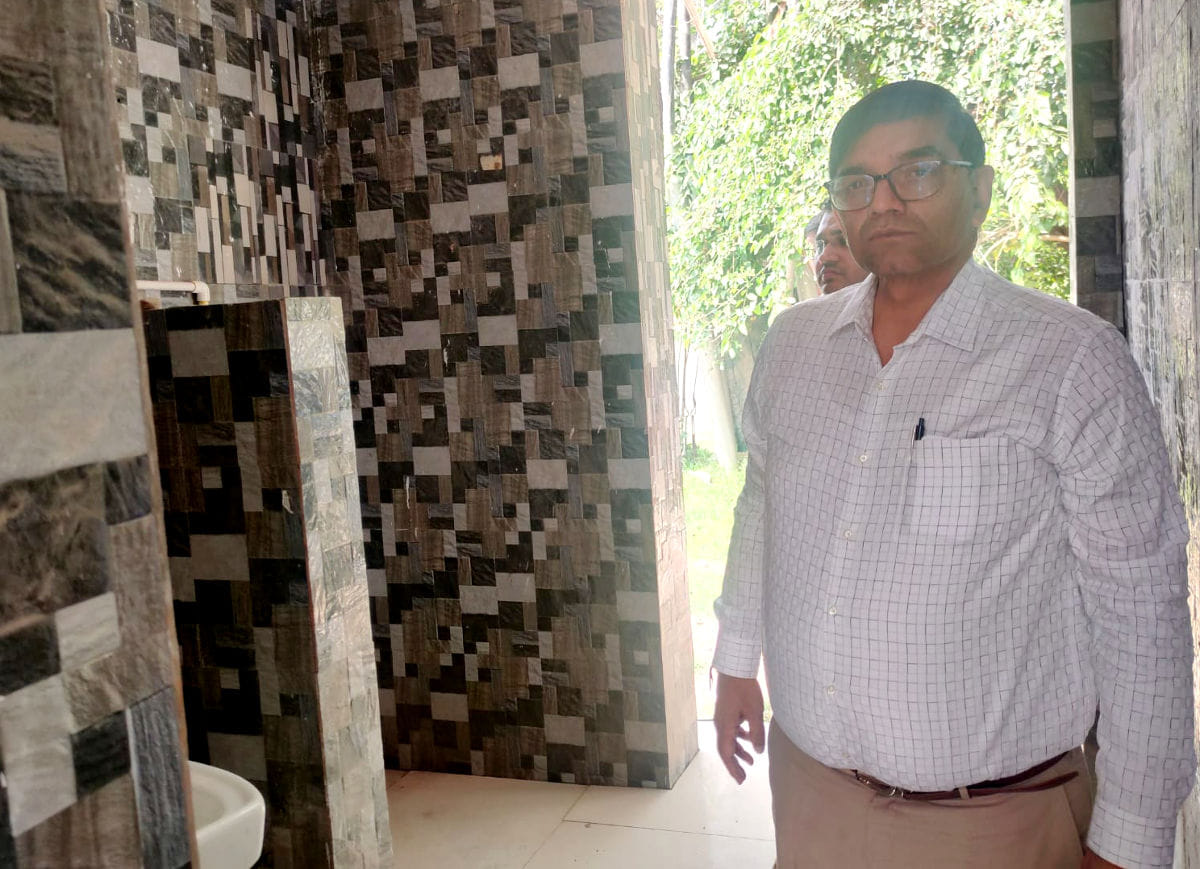 The municipal commissioner got angry after seeing the broken door of the toilet