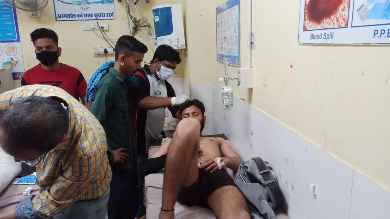 Two groups clashed near the college gate, two injured