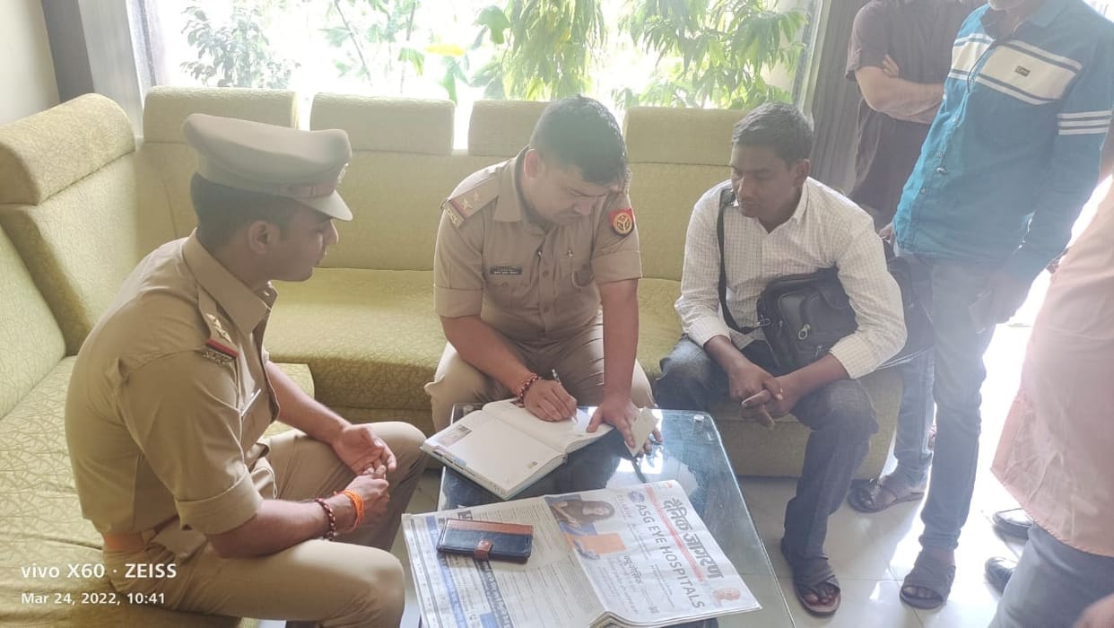 fraud incident at Varanasi in Daylight for name of checking bags Ghazipur businessman blew RS 8 lakh rupees