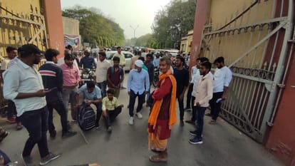 Once again Uproar in BHU Students started protest by accusing bouncers for  assault