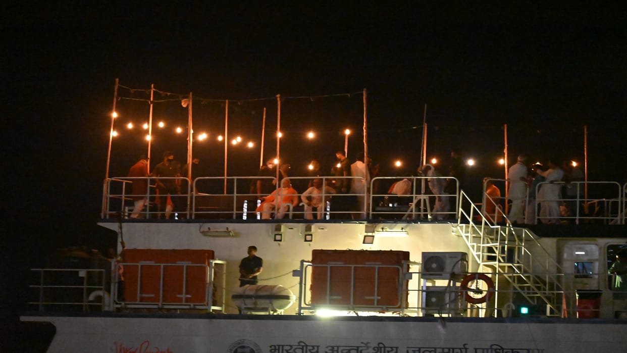 RSS chief Mohan Bhagwat saw Ganga Aarti in varanasi and visited Kashi Vishwanath temple
