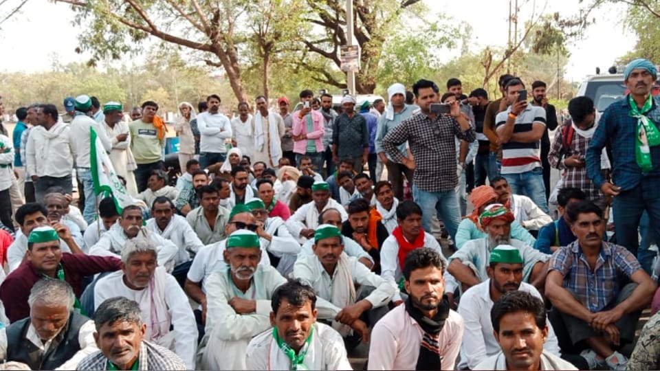 Shivpuri: Troubled by the ban on buying and selling of land, farmers of 32 villages surrounded the collector's office, jammed