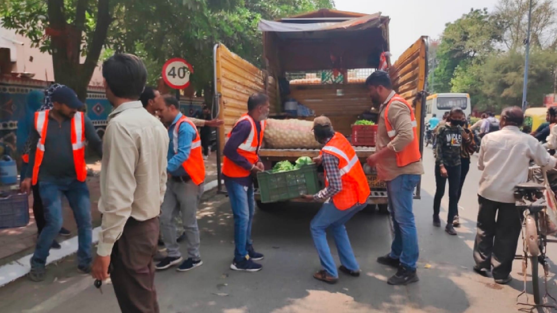 Indore: Illegal vegetable market on the roadside from Collectorate Square to Lalbagh removed; 6 tons of fruits and vegetables seized, 60 carts