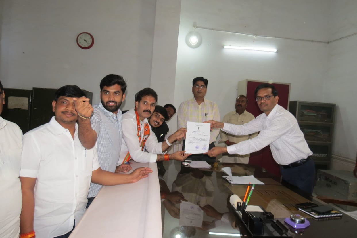 Vineet Singh elected MLC, DM gave certificate