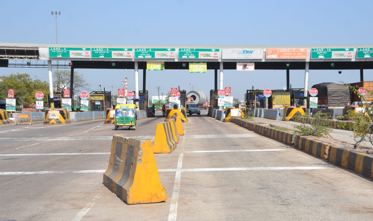 Kanpur Dehat: Even after walking two to four km, toll tax has to be paid in Bara