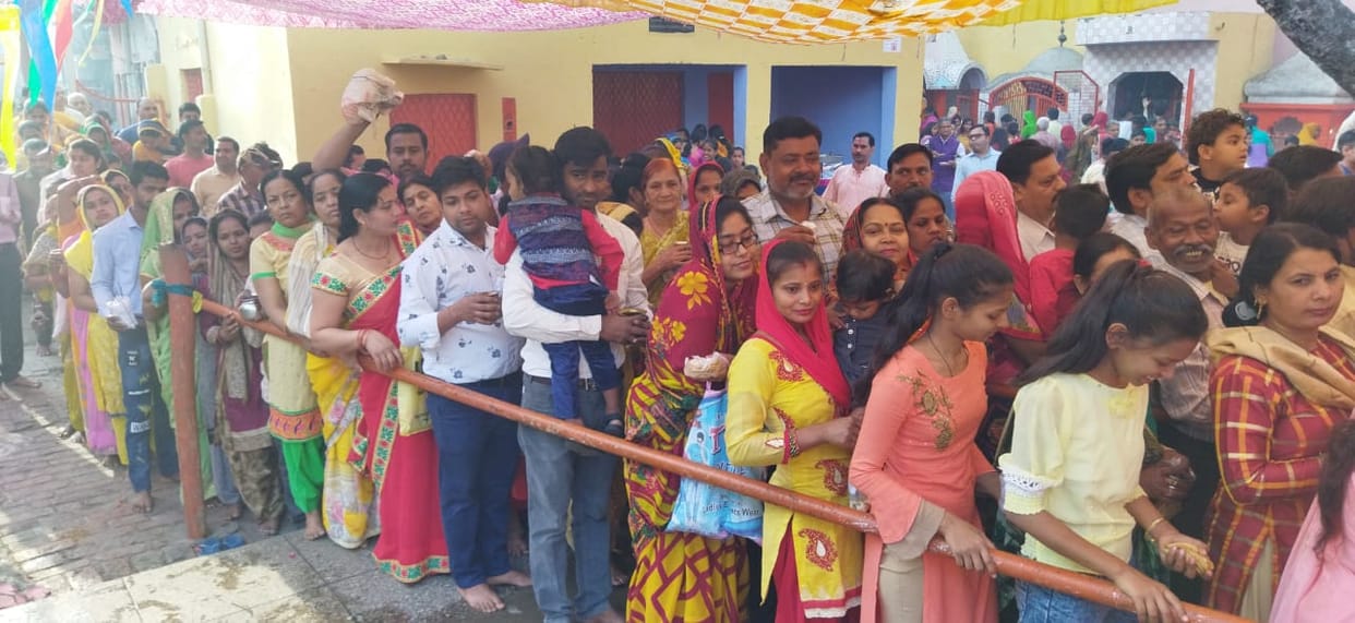 Devotees worshiped Mata Rani and sought blessings of happiness and peace