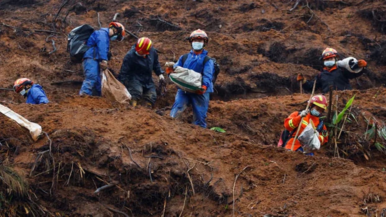 China Emergency Workers find Second Black Box After Plane Crash in Guangxi Region no survivors found yet news in hindi