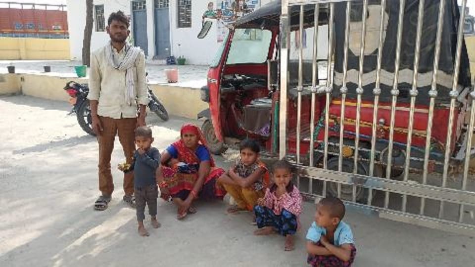 woman protesting at jaint police station gate with her husband and 5 daughters mathura news