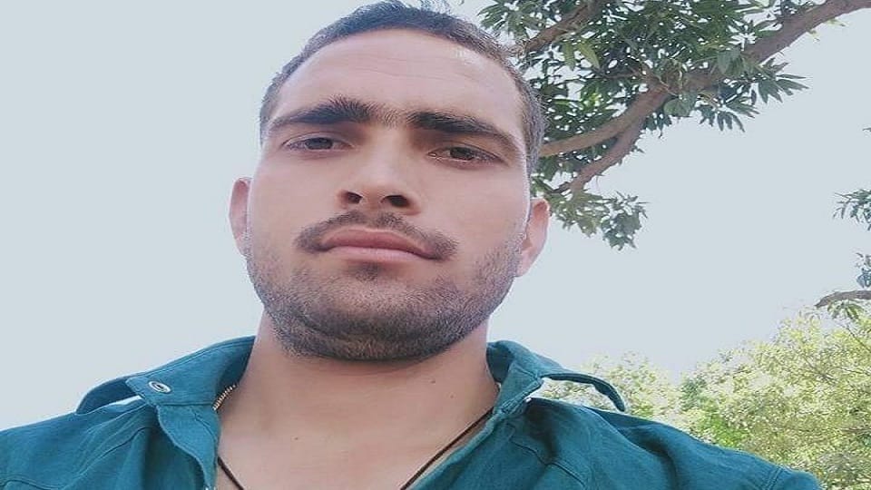 Farmer chest got electrocuted while wire cutting machine painful death in mainpuri
