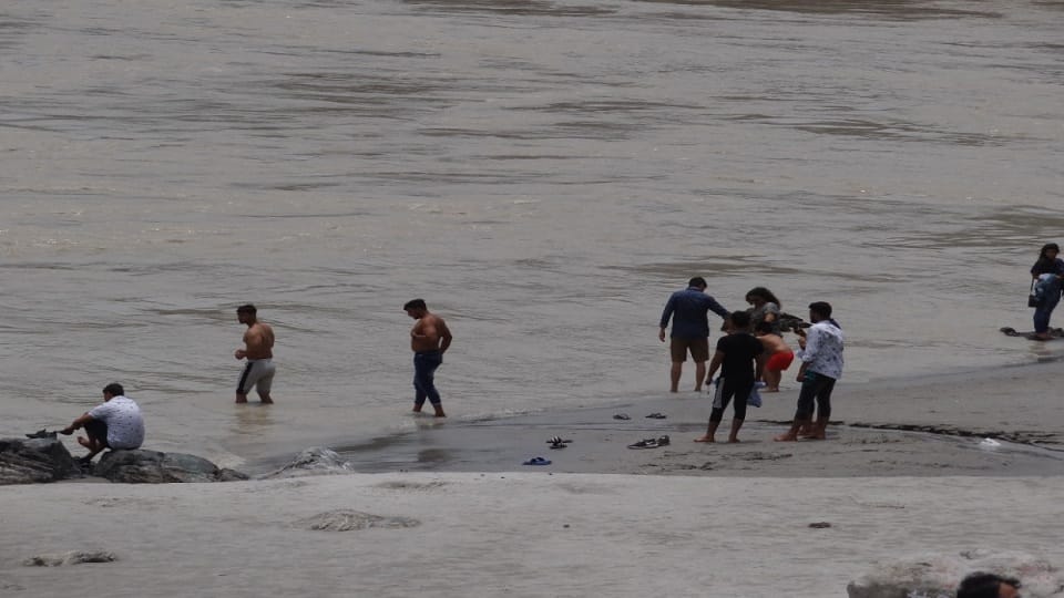 two tourist of ghaziabad drown in ganga jal police found dead body by scuba diving in rishikesh