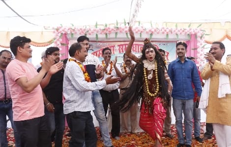 Children captivated by dance in Holi Milan