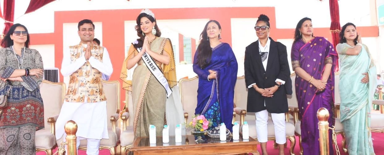 Miss Universe praised the soldiers, encouraged them