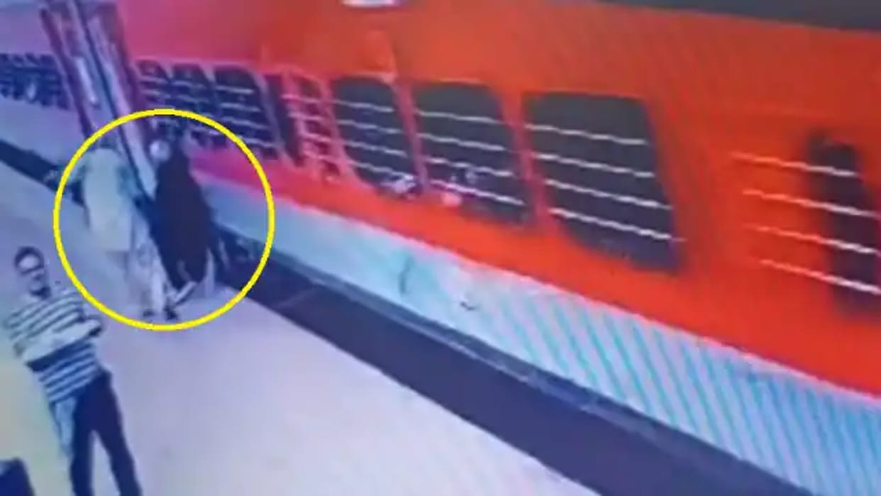Gwalior: The slipped leg of an elderly man climbing a moving train, RPF jawan's understanding saved his life