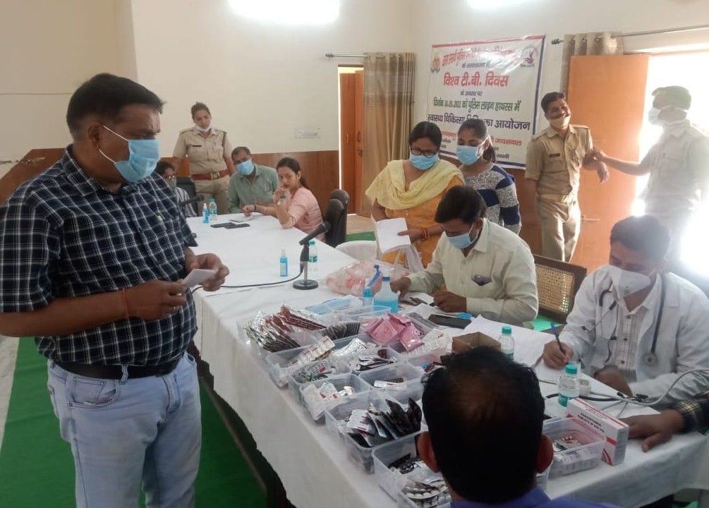 Hathras: Honored by giving certificates to those who adopt tuberculosis patients