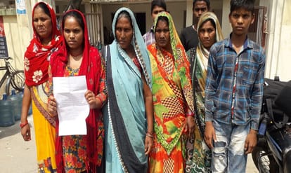 Womens accuse police for  brutally beating up in jaunpur samajwadi party attacks government by sharing video