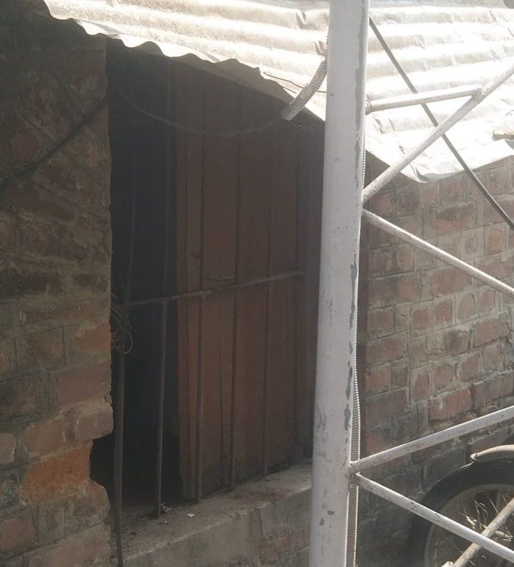 The accused of escaping the teenager ran away by breaking the window of the police station