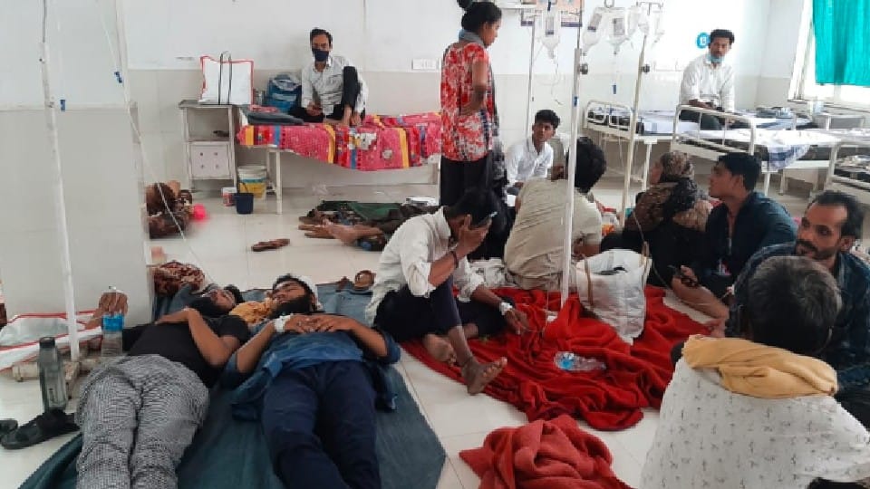 300 people sick in Khandwa: After the feast in the engagement ceremony, most of the people have vomiting and diarrhea due to food poisoning