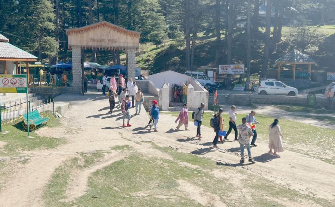 Crowd of tourists gathered in Khajjiar