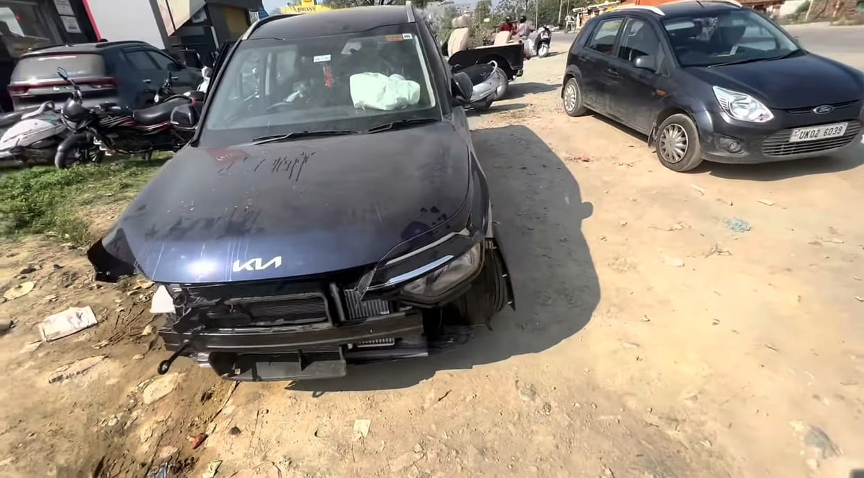 Kia Carens: The new Kia Carens crashed, standard safety featurs save the life of driver and passengers