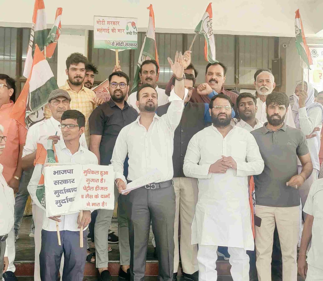 Congress demonstrated against the increased prices of petrol, diesel and LPG