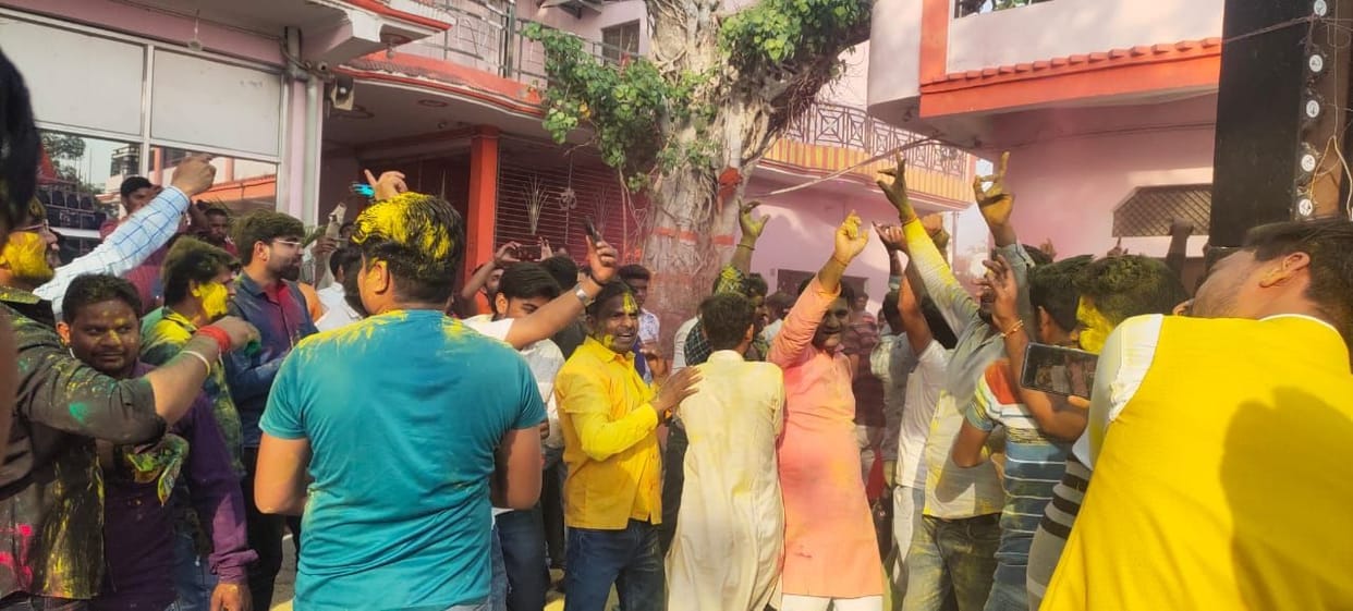Money Holi-Diwali together in Sirathu, supporters dance to the tunes of DJ