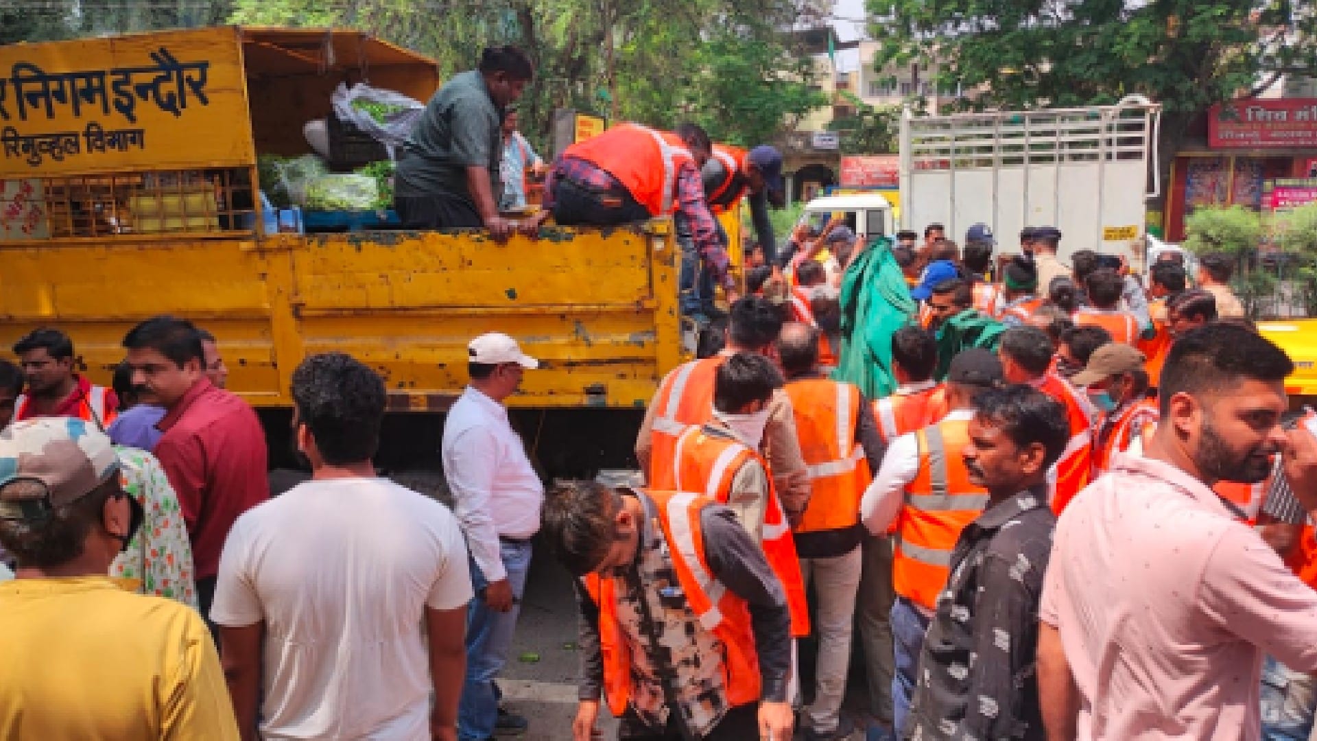 Indore: Illegal vegetable market on the roadside from Collectorate Square to Lalbagh removed; 6 tons of fruits and vegetables seized, 60 carts