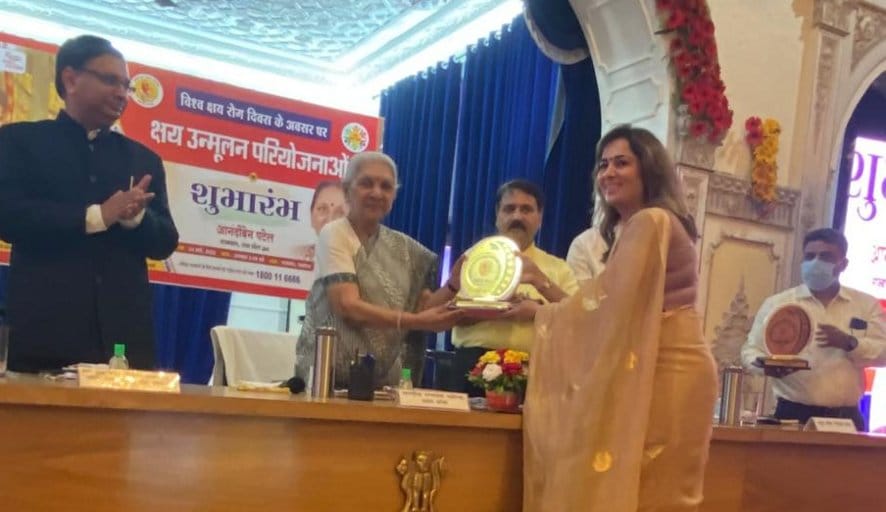 Governor honored Dr. Rakhi and Subhash
