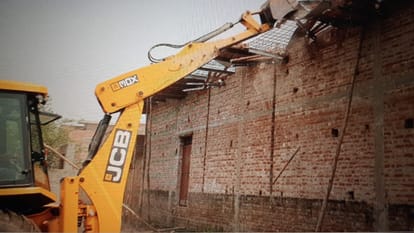 The action was taken against criminals by a bulldozer in Muzaffarnagar and encroachment in Shamli