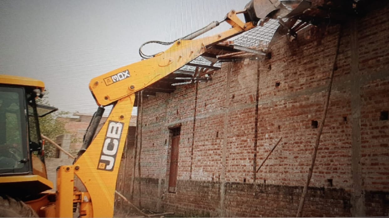The action was taken against criminals by a bulldozer in Muzaffarnagar and encroachment in Shamli