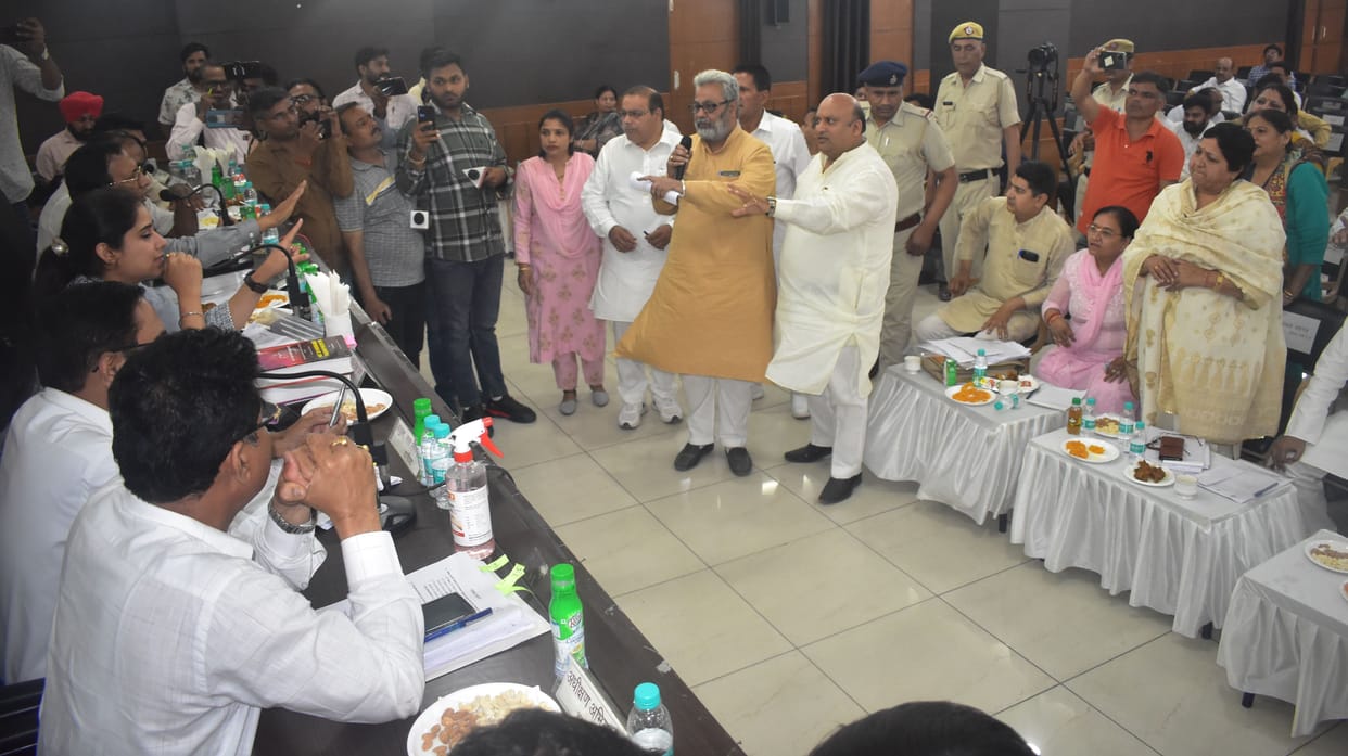Councilor Lokesh, Sanjeev resigned, Anjali gave the lock