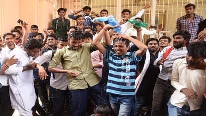 Allahabad University: Students protest at Vice-Chancellor's residence to protest against offline examination, police disperse with water showers