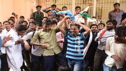 Allahabad University: Students protest at Vice-Chancellor's residence to protest against offline examination, police disperse with water showers
