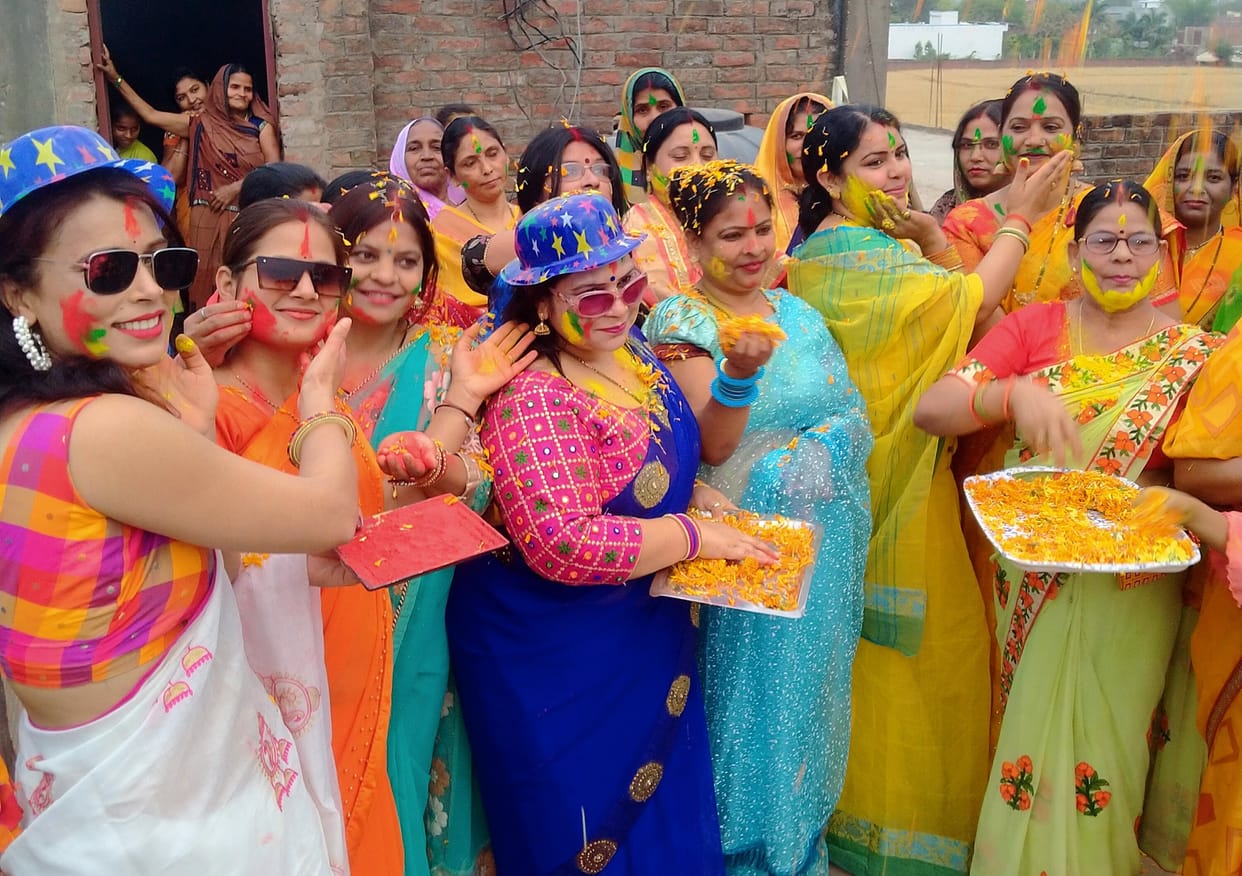 Gulal flew in Holi Milan, people danced on the songs