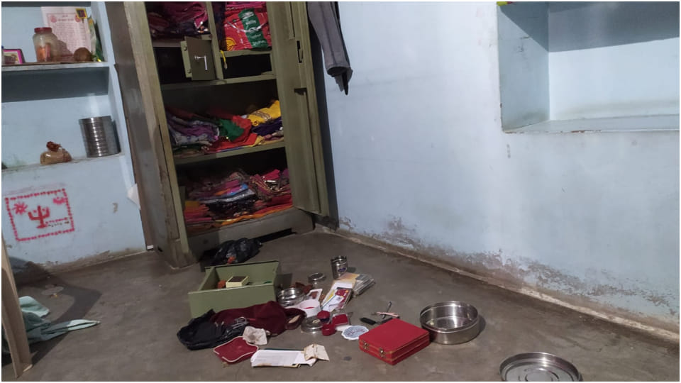 Theft of 17 lakh rupees 300 meters away from police station in nagaur