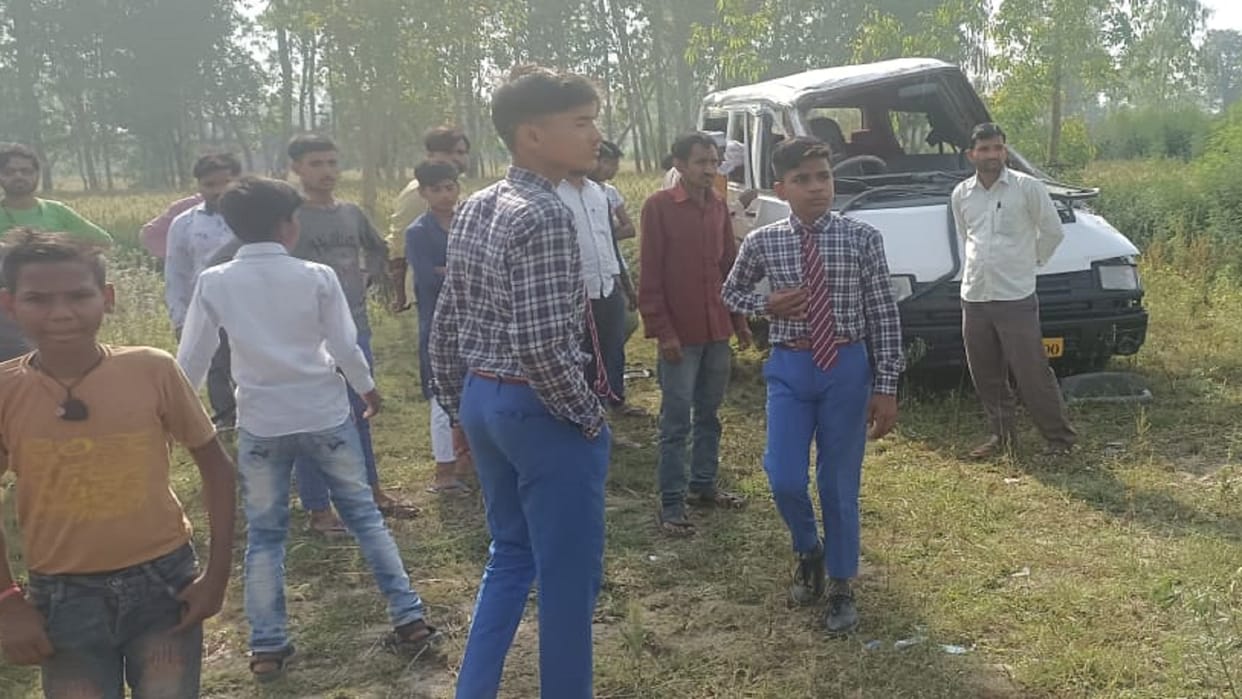Unnao: Uncontrollable school van overturned 12 students and two teachers injured three students seriously injured refer