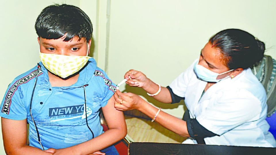 Doctors making people aware about vaccination of children in Agra