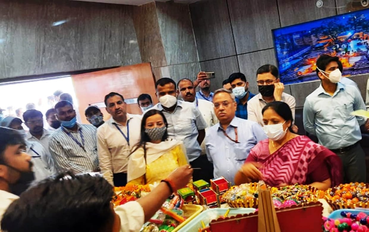 wood art stall at Varanasi Cantt station under One station one product pilot project will get global platform