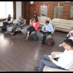 कलेक्टर मनीष सिंह से चर्चा करते विश्व बैंक टीम के सदस्य