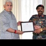 उपराज्यपाल मनोज सिन्हा प्रशस्ति पत्र देते हुए।