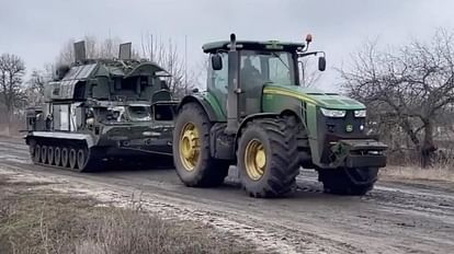 यूक्रेन: रूसी टैंक को खींचता ट्रैक्टर