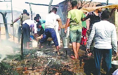 Five thatchs burnt, cash and jewelery ashes in village Narang