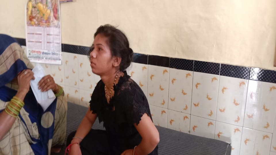 Bees attacked women who came to worship in temple agra news