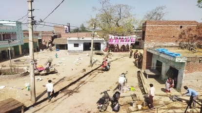 Stone pelting and firing two sides over old enmity half a dozen people injured one shot in etah during Holi mela