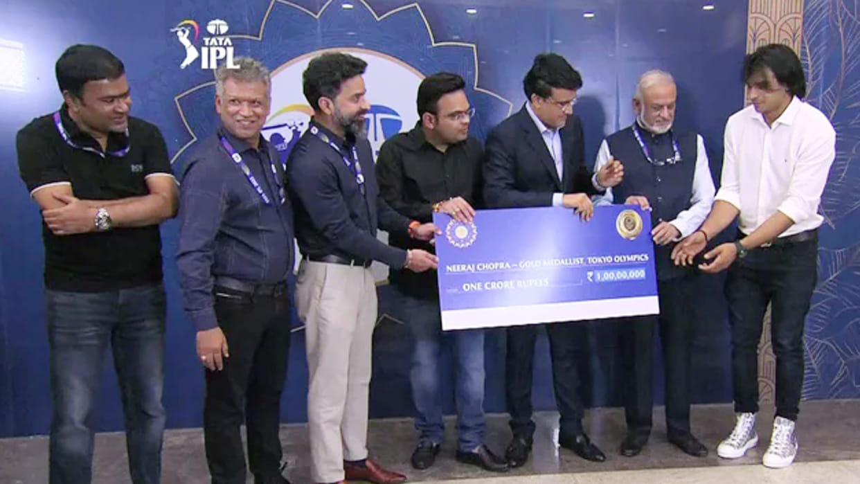 IPL 2022: BCCI honored 2020 Tokyo Olympic heroes including Gold Medalist Neeraj Chopra, gave cheque, see VIDEO
